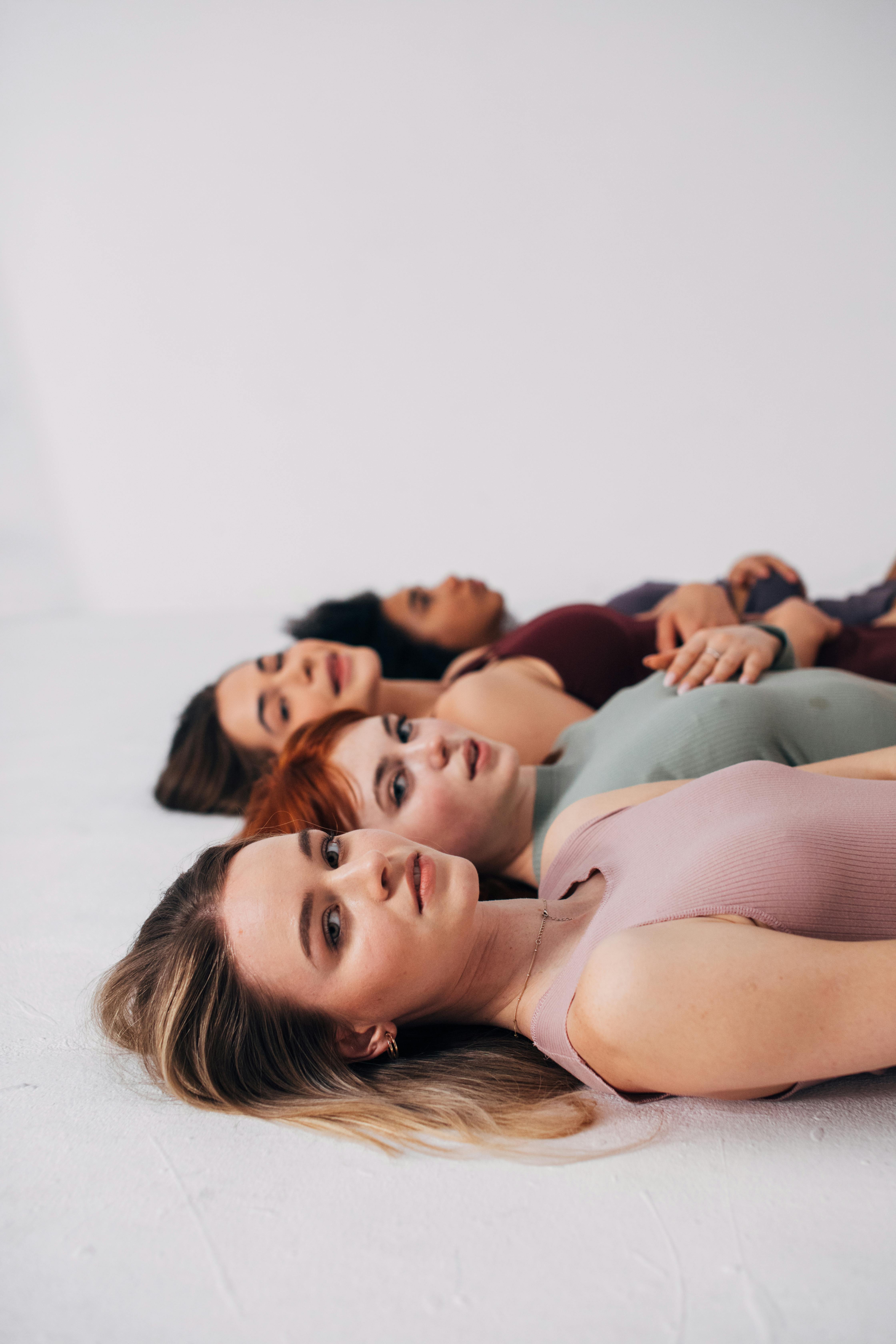 《霓虹街的回声》海报图